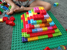 Pirámide escalonada hecha con piezas de Lego Duplo