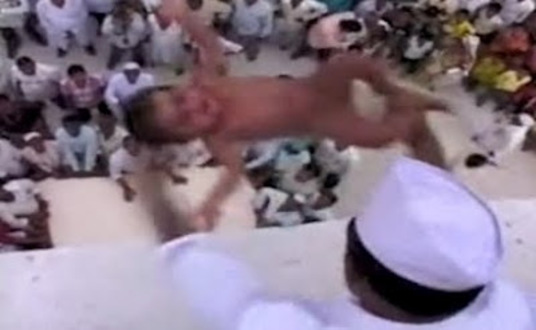 Ritual pagano arrojan niños de lo alto en la India
