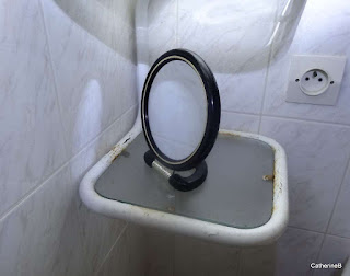 urbex-salle-de-bains-miroir-toilette-jpg