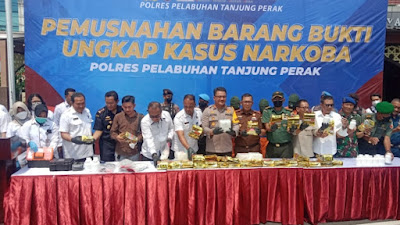 Mapolres Pelabuhan Tanjung Perak, Gelar Musnahkan Barang Bukti Narkotika Jenis Sabu Dan Pil Extasi