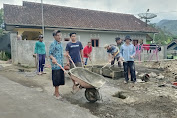 Warga Kampung Ambarayah desa Sukadana Kompak Perbaiki Bahu Jalan