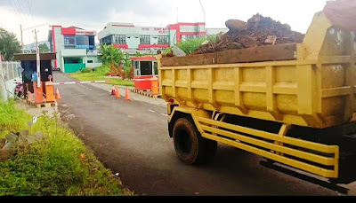 Truk bermuatan puing material bekas bangunan ruang Poli Dalam RSUD Banyumas yang tidak diterpal