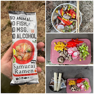 Ett bildkollage med fyra bilder som visar förpackningen på Smurai Ramen vegan, övriga igredienser på en skärbräda samt den färdiglagade rätten i en skål med ätpinnar på kanten.