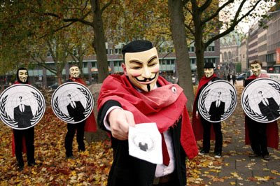 Anonymous mit Flyer