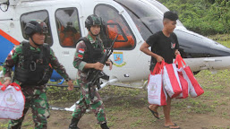   Tembus Medan Berat, Satgas Madago Raya Salurkan Bansos Gunakan Helicopter