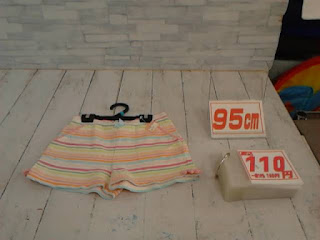 中古品　子供服　９５ｃｍ　カラフルボーダー　ショートパンツ　１１０円