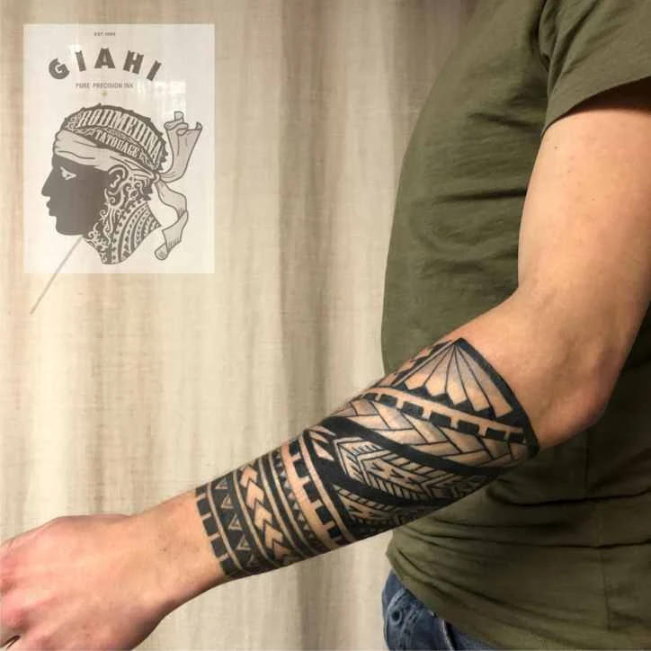 tatuaje maori en hombre, tatuaje tradicional polinesio para hombre