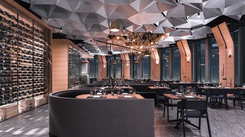Los paneles de forma hexagonal ayuda a amortiguar el sonido de este restaurante