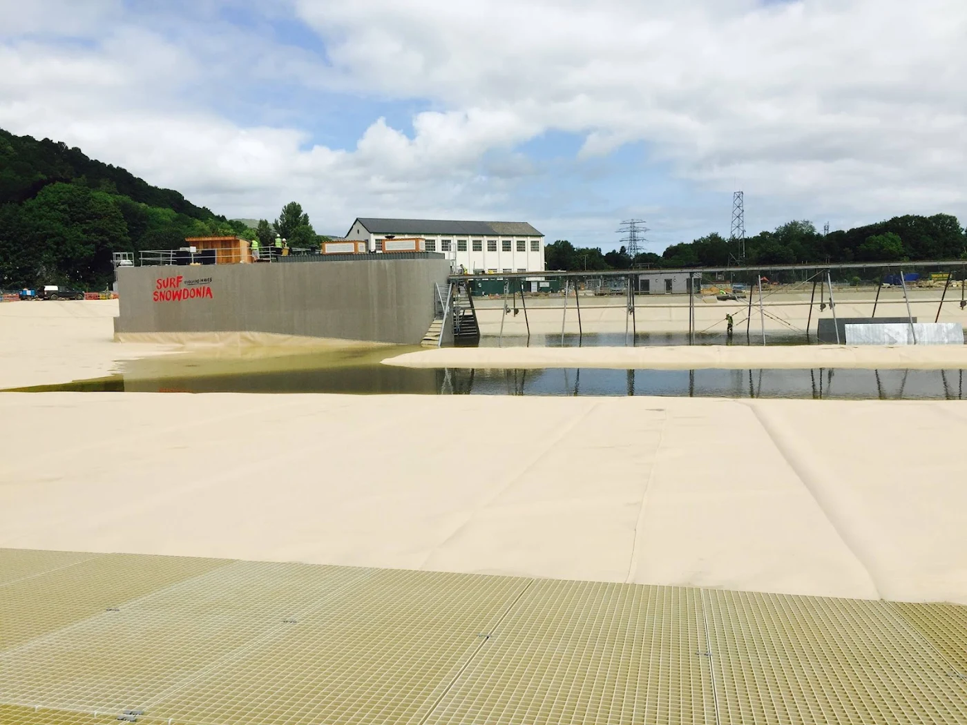 Surf Snowdonia Dolgarrog piscina olas wavegarden 09