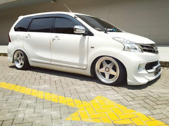 Modifikasi Mobil Avanza  Warna Putih Terbaik 2020 racing 48