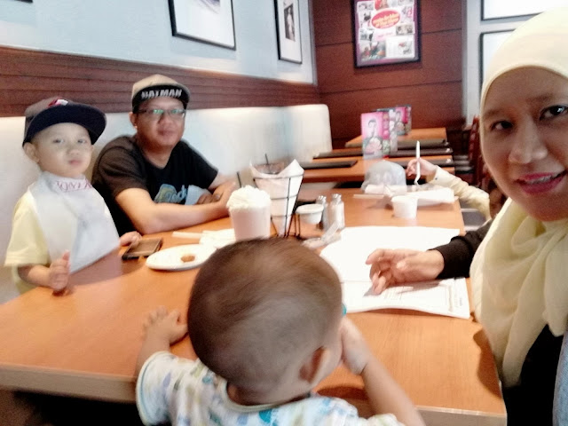 Celebrate Makan-makan Tony Roma's Sempena Beloved Hubby Belated Birthday - 10.10 hari tu birthday beloved hubby (daddy) mummy. Beliau requested no cake. SO, mummy tanya 'how about TR (Tony Roma's)?' . Apabila beliau pun says YES...terus mummy tetapkan kepada satu tarikh untuk Celebrate Makan-makan Tony Roma's Sempena Beloved Hubby Belated Birthday. Siap kena letak tarikh ! Ye lah, jadual kerja daddy tu kadang-kadang last minit kena pergi site, kadang-kadang kami sendiri pulak ada aktiviti family etc.     Celebrate Makan-makan Tony Roma's Sempena Beloved Hubby Belated Birthday  Celebrate Makan-makan Tony Roma's Sempena Beloved Hubby Belated Birthday. Seawal pagi jam 10, kami dah terpacak di Tony Roma's Citta Mall. Sekali lah breakfast and lunch (BRUNCH). Datang awal, masa restoran baru buka ni senang sket. Tak ramai orang dan dengan harapan servis cepat hehehe.