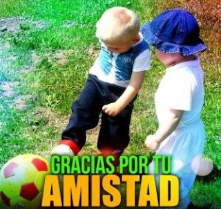 Dos niños jugando futbol