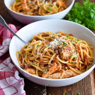 Receta para preparar pasta con pollo en salsa de tomates secos