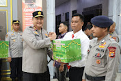 Bersamaan Lepas Personel Polda Aceh Yang Umroh, Kapolda Aceh Serahkan Bingkisan Paket Lebaran