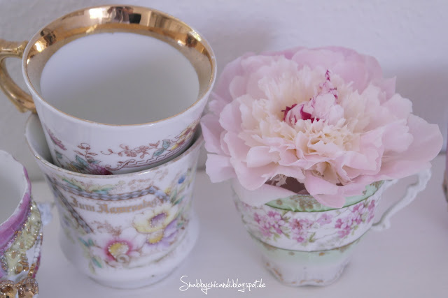 Shabby chic Dekoration mit Tasse und Blume