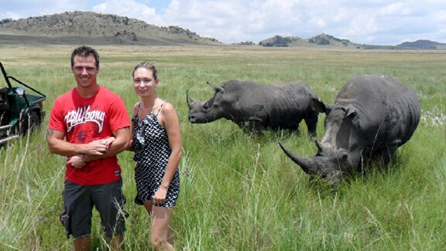Fotografiada momentos antes de ser corneada por un rinoceronte