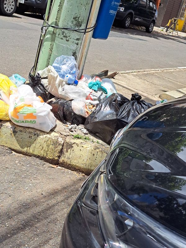 Praças transformadas em ponto de lixo por moradores sem educação 