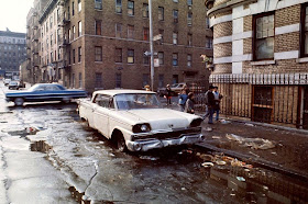 Coche abandonado en South Bronx, 1970