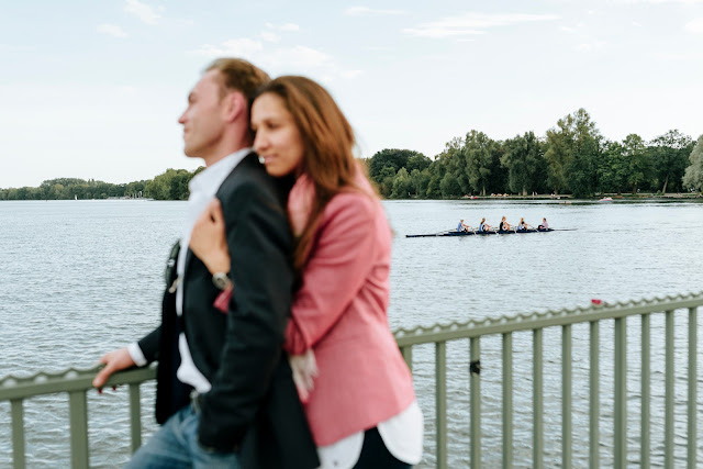 am maschsee in hannover ruderboot paar shooting hochzeitsfotograf