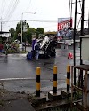 Truk bermuatan mill seruduk bus pariwisata asal Surabaya