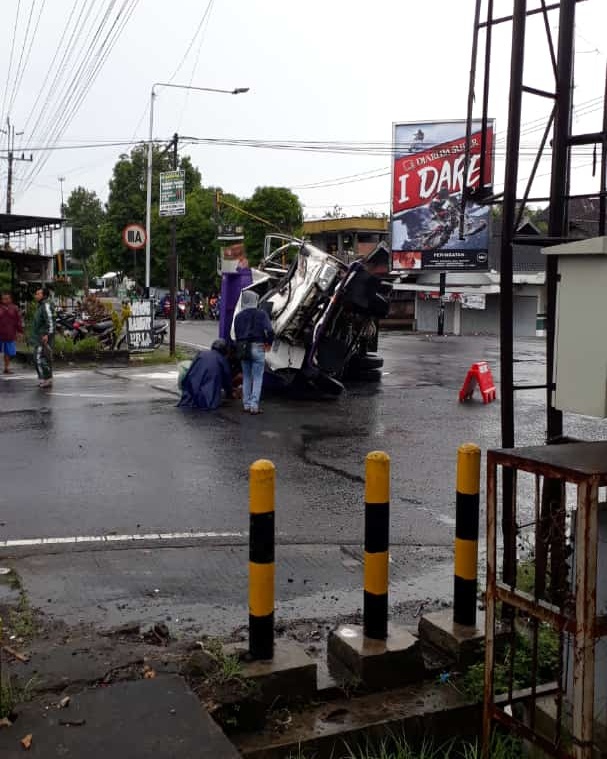 Truk bermuatan mill seruduk bus pariwisata asal Surabaya