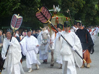 御蔭神社にて生まれたばかりの祭神の新御魂（あらみたま）を櫃に移し下鴨神社に戻った