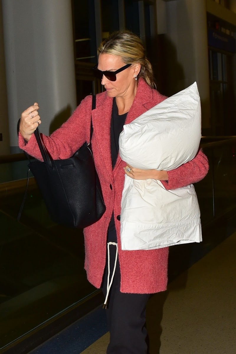 Molly Sims Clicks at LAX Airport in Los Angeles 15 Dec-2019