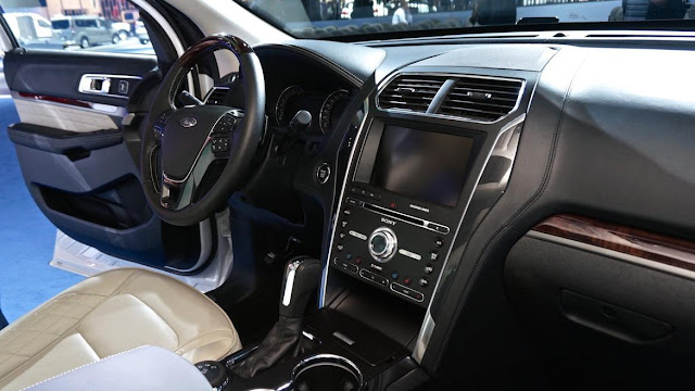2018 Ford Explorer Platinum Interior