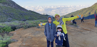 Pendakian Menantang Menuju Kawah Ijen Bersama si Kecil