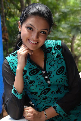 actress saranya mohan hot photos gallery