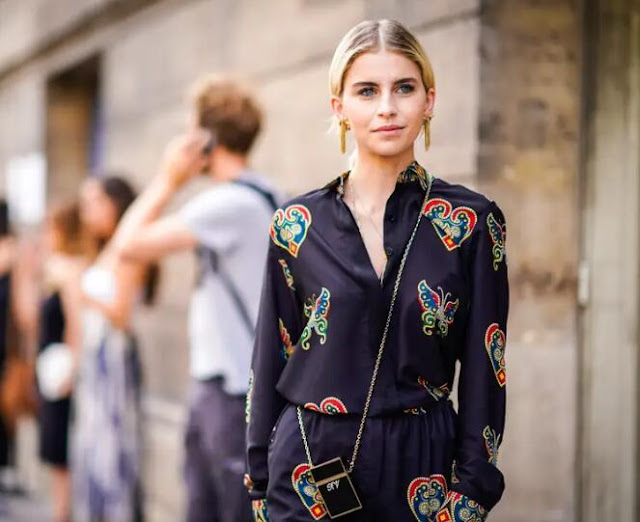 Caroline Daur vistiendo un pijama estampado durante la Semana de la Moda de París 1