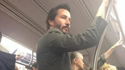 Keanu reeves tertangkap kamera sedang naik bus angkutan umum