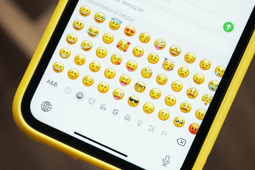 Qué significa el emoji con las manos abiertas de WhatsApp