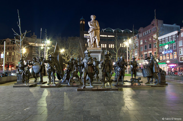 Rembrandtplein di notte-Amsterdam