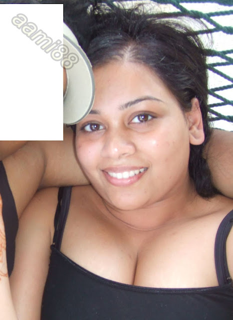 Desi NRI Girls Big Cleavages Picture Gallery1