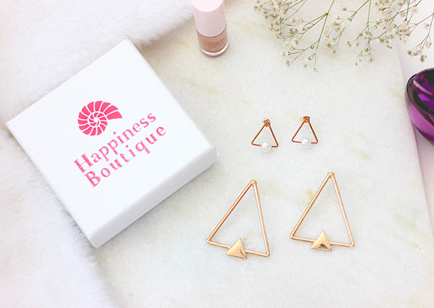 Happiness Boutique, Happiness Boutique review, acessórios minimalistas, como usar acessórios minimalistas, acessórios geométricos, minimal earrings, Double Triangle Hoop Earrings, Triangle Pearl Earrings 