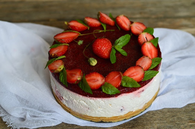 https://www.caietulcuretete.com/2018/06/cheesecake-cu-capsuni-fara-coacere.html