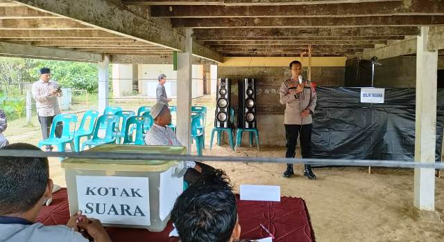 Kapolsek Idi Tunong Polres Aceh Timur Memantau Langsung Jalanya Pemilihan Geuchik