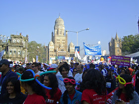 mumbai marathon youngsters placards