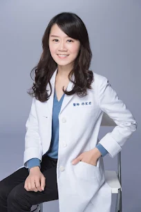 中灰色背景眼科女醫師袍女醫師專業形象照坐姿