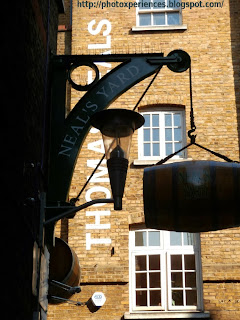 Entrance alley to Neal's Yard, London. Callejón de entrada a Neal's Yard, Londres.