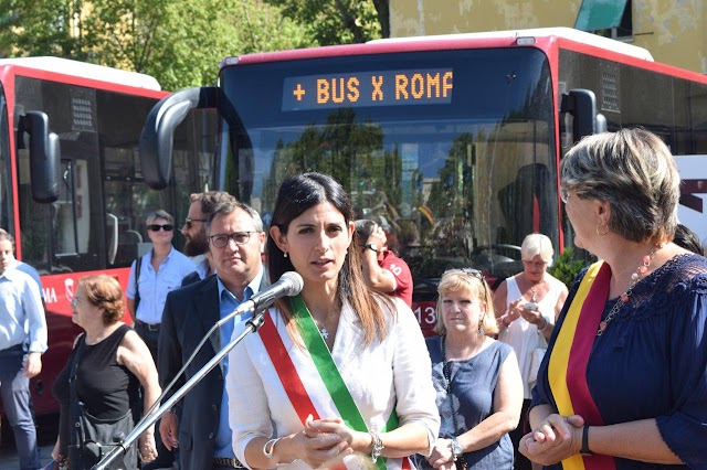 Raggi ricomincia il giro periferie Roma per consegna nuovi bus