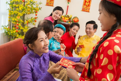 Lì xì trao tay - nét đẹp văn hóa Việt trong ngày Tết cổ truyền
