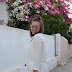 Robe blanche dans les rues blanches de Santorin...