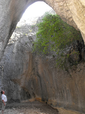 En la zona del nacimiento del Guadalquivir podéis ver a mi padre en una abertura hecha por el agua