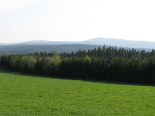 Blick zu den schneebedeckten Gipfeln von Keil- und Fichtelberg