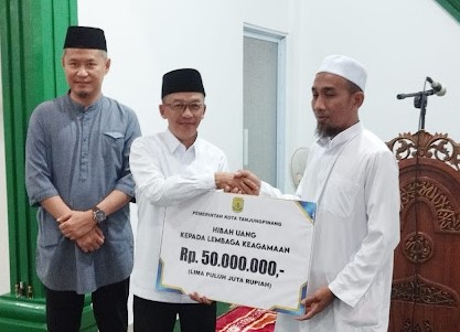 Safari Ramadan di Masjid Baitut Taqwa, Pj Walikota Hasan Serahkan Bantuan Sebesar Rp 50 Juta