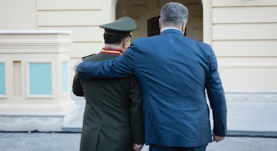 Порошенко звільнив міністра Полторака з військової служби