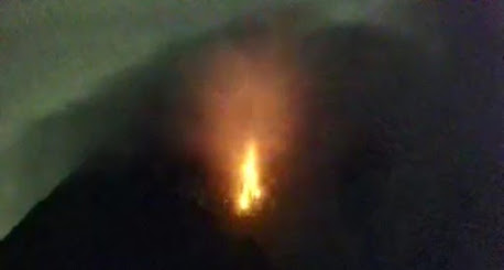 Gunung Semeru Memuntahkan Lava Pijar Sejauh 1,5 kilometer ke Arah Tenggara.