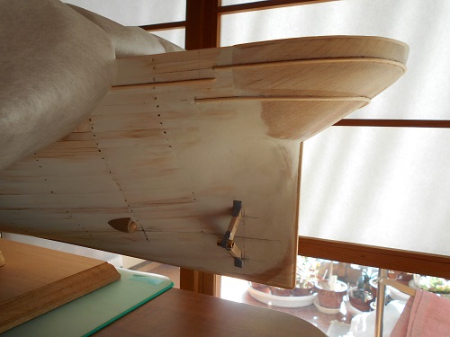 40、帆船模型日本丸を作る・ビルジキール・船体のパーツの取り付け。取り付けた場所は船体の下の方です。